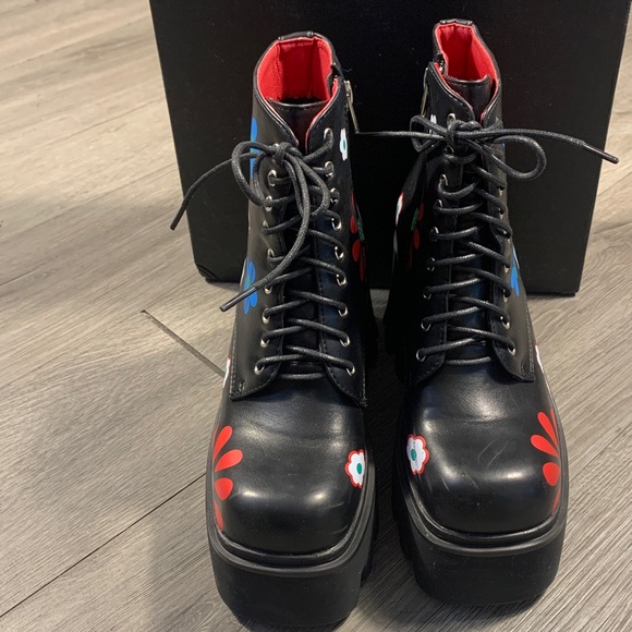 Dolls Kill LAMODA Black Free Spirit Platform Lug Flower Ankle Boots size 6 - Picture 4 of 14